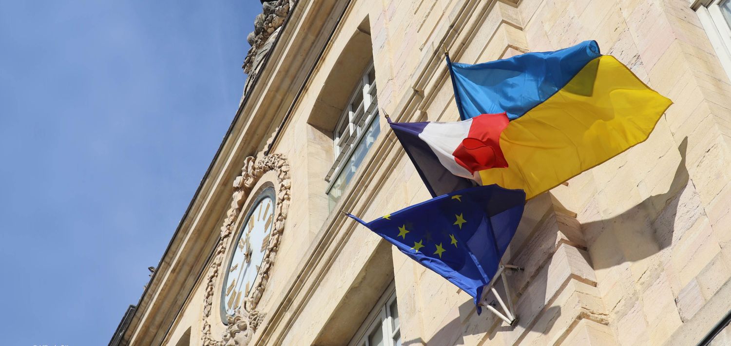 La façade du palais des Ducs aux couleurs de l'Ukraine et de l'Europe